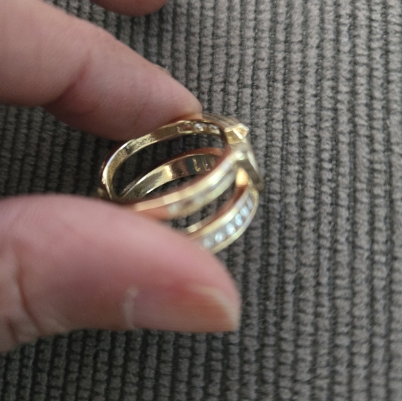 18k Dubai Fashion Gold and Silver V Initial Ring - Picture 11 of 12